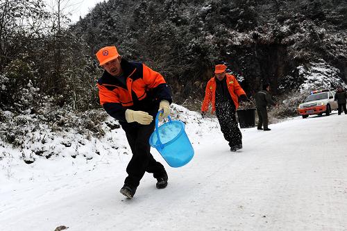 1月4日,湖北恩施土家族苗族自治州宣恩縣路政人員在一條結(jié)冰的公路上撒鹽化冰。連日來的冰雪天氣致使湖北恩施土家族苗族自治州多條交通干道結(jié)冰。當?shù)毓?、交通、交警等部門加大公路巡查力度,及時排除冰凌險情,確保冰雪天氣行車安全。新華社發(fā)(宋文 攝)