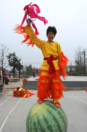 1月5日,長興縣虹星橋鎮(zhèn)的村民舞獅隊(duì)正在村籃球場上訓(xùn)練,準(zhǔn)備在兔年新春到來之際豐富當(dāng)?shù)卮迕癜傩盏墓?jié)日文化生活。新華社記者 徐昱 攝