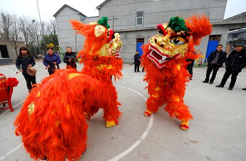1月5日,長興縣虹星橋鎮(zhèn)的村民舞獅隊(duì)正在村籃球場上訓(xùn)練,準(zhǔn)備在兔年新春到來之際豐富當(dāng)?shù)卮迕癜傩盏墓?jié)日文化生活。新華社記者 徐昱 攝