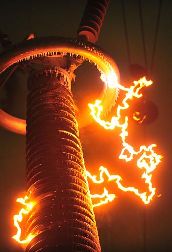 1月8日,在湖北武漢國(guó)網(wǎng)電力科學(xué)研究院1000KV特高壓交流試驗(yàn)基地環(huán)境氣候?qū)嶒?yàn)室,科研人員在進(jìn)行特高壓長(zhǎng)串絕緣子融冰閃絡(luò)試驗(yàn)。新華社發(fā)(黎金勇 攝)