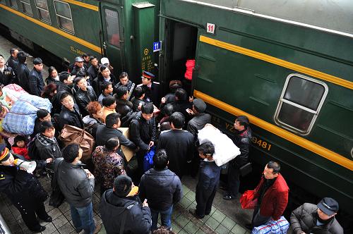 1月3日,貴陽火車站內(nèi),旅客爭(zhēng)相登上增開的開往六盤水方向的列車。新華社記者 劉續(xù) 攝
