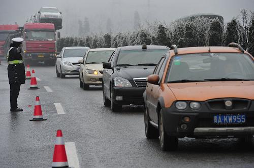 1月3日,貴州省高速公路管理局的路政人員正在疏導(dǎo)車輛通行。新華社記者 歐東衢 攝