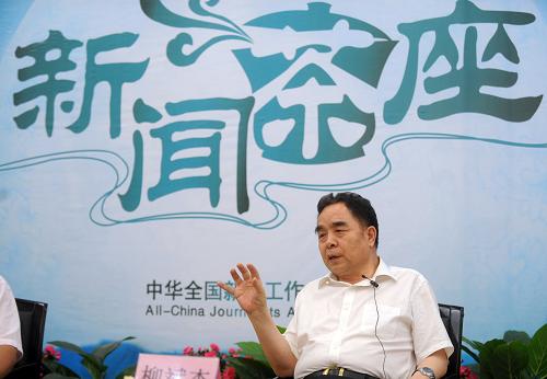 這是新聞出版總署署長(zhǎng)柳斌杰的資料照片(2010年8月15日攝)。歲初年末,寒風(fēng)料峭,在位于北京宣武門外大街的新聞出版總署辦公樓里,新聞出版總署署長(zhǎng)柳斌杰接受了新華社記者專訪。“這五年,我國(guó)新聞出版領(lǐng)域可以說(shuō)是發(fā)生了大改革、大發(fā)展、實(shí)現(xiàn)了大變化、大跨越。”柳斌杰說(shuō)。一個(gè)多小時(shí)的采訪中,柳斌杰娓娓道來(lái),讓人不僅看到了我國(guó)新聞出版產(chǎn)業(yè)在過(guò)去五年中取得的斐然成績(jī),更看到了新聞出版領(lǐng)域未來(lái)發(fā)展的巨大潛力。新華社記者 李曉果 攝