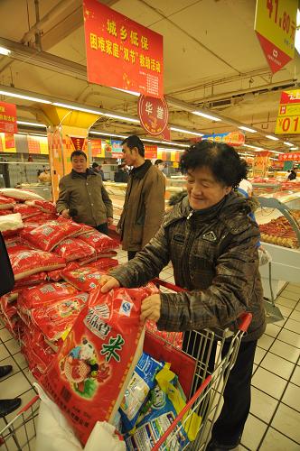 1月5日,在牡丹江市指定的一家大型超市,來自東安區(qū)的困難居民挑選過節(jié)的米面油等生活用品。新華社發(fā)(張春祥 攝)