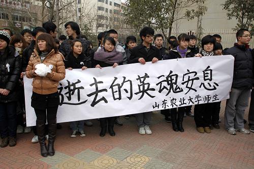 1月5日,山東農(nóng)業(yè)大學(xué)學(xué)生自發(fā)悼念犧牲的民警。當(dāng)日,山東泰安社會(huì)各界群眾自發(fā)來(lái)到“1·04”持槍殺人案現(xiàn)場(chǎng),悼念犧牲的2位民警和1名協(xié)勤人員。據(jù)泰安市公安局副局長(zhǎng)徐志剛介紹,目前案件中受傷的另外3名民警及有關(guān)人員醫(yī)院正在全力搶救治療,案件正在進(jìn)一步調(diào)查中。新華社記者 朱崢攝