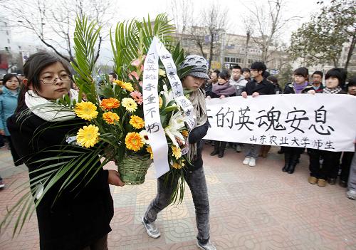 1月5日,泰安群眾自發(fā)悼念犧牲的民警。新華社記者 朱崢 攝