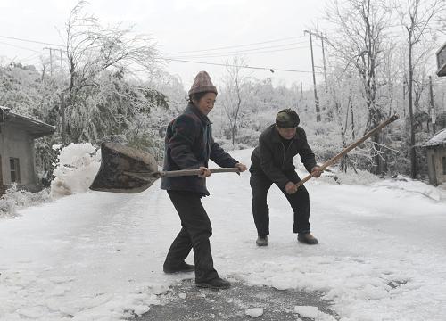 廣西冰凍災(zāi)害致近百萬(wàn)人受災(zāi) 1月7日,在廣西桂林市全州縣東山瑤族鄉(xiāng)錦榮村云溪嶺屯,58歲的瑤族老人蔣祖德和老伴胡秀英在清理冰封的路面。 記者7日從廣西壯族自治區(qū)抗災(zāi)救災(zāi)工作領(lǐng)導(dǎo)小組辦公室了解到,近期的冰凍雨雪災(zāi)害已造成廣西97.08萬(wàn)人受災(zāi),因?yàn)?zāi)傷病737人。 自治區(qū)抗災(zāi)救災(zāi)工作領(lǐng)導(dǎo)小組辦公室提供的數(shù)據(jù)顯示,截至6日16時(shí),廣西3個(gè)地級(jí)市25個(gè)縣受到影響,農(nóng)作物受災(zāi)面積61.37千公頃,其中成災(zāi)52.26千公頃,絕收0.62千公頃;倒塌房屋41間,損壞房屋6309間。 新華社記者 周華 攝