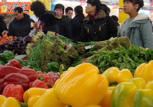 1月8日,琿春市民在超市正常買菜。新華社 發(fā)