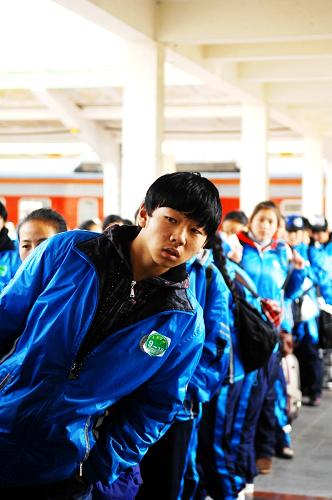 1月8日,一名玉樹州民族中學學生向火車站外探望,尋找前來接他的家人。當日,一列載著849名青海省玉樹州民族中學學生的列車駛進了西寧火車站。站外,14輛長途大巴車整裝待發(fā),它們將運送600多名學生返回他們的家鄉(xiāng)玉樹與家人團聚,其余學生將留在西寧與家人度過寒假。2010年7月1日,青海省玉樹州民族中學1652名學生因為地震離開家鄉(xiāng),轉(zhuǎn)移到四川省都江堰市八一聚源中學異地復課。1月6、7日,該校師生分兩批從成都乘坐火車返回西寧。隨著寒假到來,異地復課的玉樹師生陸續(xù)返回家鄉(xiāng),寒假結(jié)束后,他們將再次奔赴目前就讀的城市繼續(xù)學業(yè),直到玉樹的新學校重建完成。新華社記者 吳光于 攝