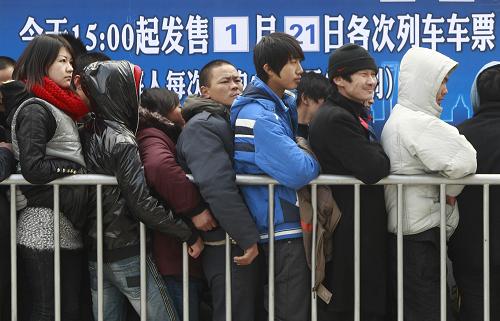 1月11日,旅客在上?;疖囌九抨牭群蝾I(lǐng)取購票號牌。 近日,上?;疖囌颈睆V場售票“大賣場”全面啟用,150個售票窗口采取階梯式開窗的方式向旅客發(fā)售春運火車票。但由于客流集中等原因,上海站發(fā)往云南、貴州、四川、黑龍江等方向的票源依然很緊張,不少購票者早上5點就前來排隊。對于無數(shù)在滬打工者、學(xué)生和探親客而言,能順利登上返鄉(xiāng)的列車回家過年,是寒冷的冬季里最簡單而溫暖的心愿。 新華社記者 裴鑫 攝