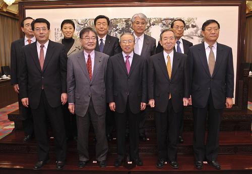 1月11日,中國國務(wù)委員戴秉國在北京會(huì)見以日本自民黨前干事長、日中友好協(xié)會(huì)會(huì)長加藤纮一為團(tuán)長的日本國會(huì)議員代表團(tuán)。 新華社記者 黃敬文 攝