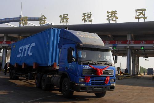 1月12日,第一輛裝載集裝箱的貨車通過煙臺(tái)保稅港區(qū)。新華社記者 郭緒雷 攝