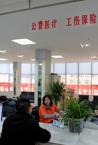 1月13日,市民在湖北省宣恩縣社保大廳辦理工傷保險(xiǎn)相關(guān)業(yè)務(wù)。國(guó)務(wù)院總理溫家寶12日主持召開(kāi)國(guó)務(wù)院常務(wù)會(huì)議,研究部署進(jìn)一步鼓勵(lì)軟件產(chǎn)業(yè)和集成電路產(chǎn)業(yè)發(fā)展的政策措施,決定將國(guó)有企業(yè)老工傷人員等納入工傷保險(xiǎn)統(tǒng)籌管理。新華社發(fā)(宋文 攝)