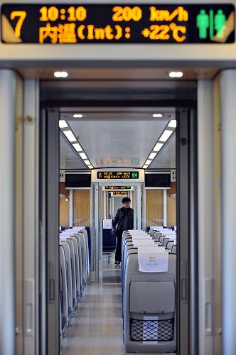 首次試運(yùn)行中的廣珠城際鐵路CRH1A-250型動(dòng)車組內(nèi)景(12月31日攝)。新華社記者 梁旭 攝