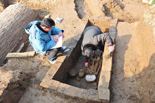 1月8日,考古人員在湖北省襄陽(yáng)市清理古墓葬群。近日,考古人員在襄陽(yáng)市襄城區(qū)一建設(shè)工地發(fā)現(xiàn)并清理出一個(gè)密集型古墓葬群,在大約100多平方米的范圍內(nèi),有隋唐至宋代的墓葬5座,墓葬之間幾乎沒有間隔。新華社發(fā)(安富斌 攝)