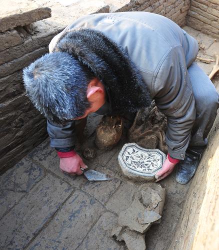 1月8日,考古人員在湖北省襄陽(yáng)市發(fā)現(xiàn)的宋代墓葬中提取文物。新華社發(fā)(安富斌 攝)