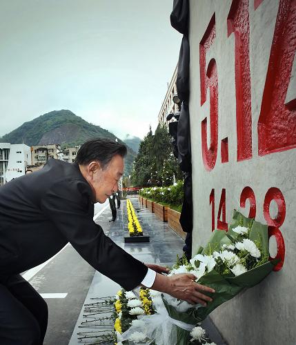 這是5月20日,吳邦國(guó)專程前往北川老縣城,向在特大地震中遇難的同胞敬獻(xiàn)鮮花,表達(dá)最為深切的懷念。新華社記者 劉建生 攝