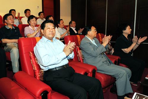 8月28日晚,中共中央政治局常委、全國政協(xié)主席賈慶林來到梅蘭芳大劇院,與首都觀眾一起觀看參加2010國家藝術(shù)院團優(yōu)秀劇目展演國家京劇院參演劇目《楊門女將》。 新華社記者 饒愛民 攝