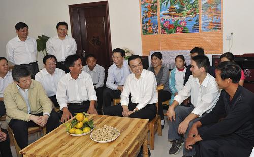 10月8日至9日,中共中央政治局常委、國(guó)務(wù)院副總理李克強(qiáng)在出席南水北調(diào)工程建設(shè)工作座談會(huì)期間,到中線工程渠首所在地河南省南陽(yáng)市,就經(jīng)濟(jì)社會(huì)發(fā)展情況進(jìn)行考察調(diào)研。這是10月8日,李克強(qiáng)在淅川縣厚坡鎮(zhèn)陳莊移民新村看望鄉(xiāng)親們。新華社記者 黃敬文 攝