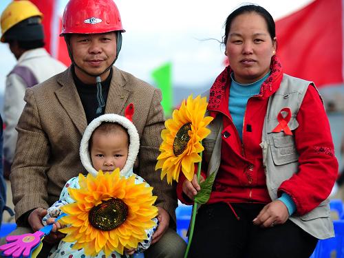 11月29日,來(lái)自湖南的農(nóng)民工肖菊梅(右)和家人參加“禁毒防艾進(jìn)工地——勞動(dòng)者健康行”活動(dòng)。 新華社記者 秦晴 攝