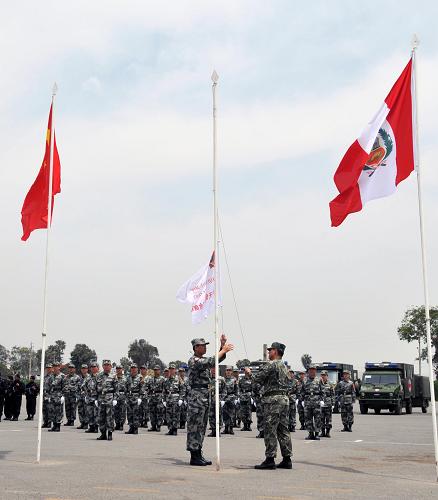 11月30日,在秘魯首都利馬,中秘兩國(guó)隊(duì)員降下“和平天使-2010”中國(guó)與秘魯人道主義醫(yī)療救援聯(lián)合作業(yè)的旗幟。當(dāng)天,“和平天使-2010”中國(guó)與秘魯人道主義醫(yī)療救援聯(lián)合作業(yè)圓滿結(jié)束。“和平天使—2010”是中國(guó)軍隊(duì)與拉美國(guó)家軍隊(duì)首次共同舉辦的人道主義醫(yī)療救援聯(lián)合作業(yè),也是將對(duì)外軍事援助和交流培訓(xùn)、聯(lián)合演練、醫(yī)療服務(wù)相結(jié)合的首次嘗試。聯(lián)合作業(yè)期間,中方醫(yī)療隊(duì)與秘方醫(yī)務(wù)人員進(jìn)行了深入的交流培訓(xùn),并舉行了聯(lián)合醫(yī)療救援演習(xí)。 新華社記者 張汨汨 攝