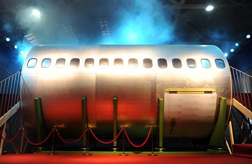 這是12月1日拍攝的C919大型客機鋁鋰合金機身等直段部段。 12月1日,C919大型客機鋁鋰合金機身等直段部段在中航工業(yè)洪都大飛機部裝廠房順利下線,這標志著中國航空工業(yè)集團公司下屬的江西洪都航空工業(yè)集團公司參與C919大型客機研制工作邁出堅實一步。 C919飛機是我國擁有自主知識產(chǎn)權(quán)的中短程商用干線飛機,可載156-168名乘客。等直段是C919大型客機七大部段之一,位于大飛機前機身,是寬度相等的筒狀結(jié)構(gòu)部段,全長7.45米、寬4.2米、高4.2米。部段采用鋁鋰合金材料,這在國內(nèi)民機應(yīng)用上尚屬首次。 新華社記者周科攝