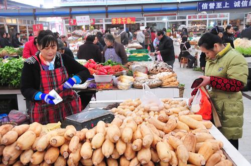 12月1日,市民在四川省南充市第二人民市場購買蔬菜。 新華社發(fā)(李向雨 攝)