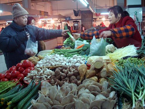 12月1日,蘇州市民在鳳凰街一家農(nóng)貿(mào)市場內(nèi)選購蔬菜。 從2010年12月1日起,江蘇蘇州市公辦農(nóng)貿(mào)市場對攤位實行租金減半政策,減輕攤主負(fù)擔(dān),以降低農(nóng)產(chǎn)品銷售價格,平抑菜價。這項優(yōu)惠政策將持續(xù)3個月。 新華社發(fā)(王建康 攝)