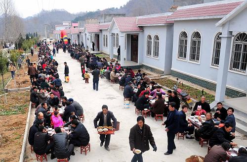 在河南省嵩縣,一戶居民在新搬入的住宅小區(qū)院內擺下婚宴,宴請鄉(xiāng)鄰(2008年12月10日攝)。 新華社記者 王頌 攝