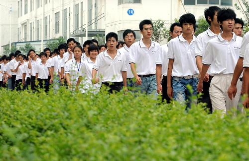 富士康鄭州公司招聘的第一批本地員工準備參加培訓(2010年8月2日攝)。到2011年底,富士康公司將在河南招聘20萬員工,其中相當大一部分是中小城鎮(zhèn)的居民。 “十一五”期間,是河南城鎮(zhèn)化發(fā)展最快的時期。截至2009年底,全省城鎮(zhèn)化率達到37.7%,比“十五”末提高了7.0個百分點;年均提高1.7個百分點,高于“十五”期間年均1.5個百分點的增長速度。城鎮(zhèn)人口達到3758萬人,比“十五”末凈增764萬人。 “十一五”期間,河南省按照合理布局、循序漸進、節(jié)約集約的原則,強化城鎮(zhèn)產業(yè)支撐,著力改善人居環(huán)境,加快推進城鄉(xiāng)一體化和新農村建設,全省城鎮(zhèn)化保持了快速健康發(fā)展態(tài)勢,為經濟社會的持續(xù)、快速、健康發(fā)展提供了有力支撐,也為全省“十二五”城鎮(zhèn)化的進一步推進打下了堅實的基礎。 新華社記者王頌攝