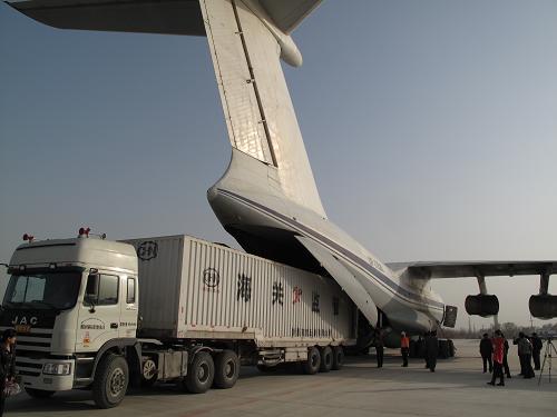 12月10日,一輛海關監(jiān)管車在裝載巴基斯坦伊斯蘭堡貨運包機上的貨物。 當日,新疆喀什地區(qū)有關部門和巴基斯坦駐華使館、伊斯蘭堡冉巖航空公司的代表在新疆喀什國際機場舉行喀什—伊斯蘭堡國際貨運包機首航儀式。 該貨運包機每周飛行一班,隨著貨運量的增加,這條貨運航線有可能由現(xiàn)在的每周一班發(fā)展到每日一班或每日幾班。 新疆喀什至伊斯蘭堡貨運航線的開通有利于中國與周邊國家乃至中東和歐洲之間貨物的便捷高效運輸,并將促進喀什成為我國向西開放的重要航空物流基地。 新華社記者 曹志恒 攝