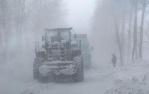 12月25日,清雪車輛在黑龍江依勃公路依蘭段清掃路面積雪。 24日晚間至26日,受風雪天氣影響,在哈(爾濱)同(江)高速公路和依(蘭)勃(利)公路黑龍江省依蘭縣境內(nèi)部分路段,過往車輛遭受雪阻無法通行,超過700輛車被困。當?shù)卣M織搶險車輛人員趕赴現(xiàn)場救援,并為被困車輛人員送去汽柴油、食品等,解救被困人員1000余人。目前,當?shù)氐膼毫犹鞖馊栽诔掷m(xù),清雪、救援工作仍在進行。 新華社發(fā)
