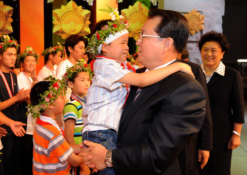 6月27日,中共中央政治局常委李長春在“抗震救災(zāi)英雄少年”頒獎(jiǎng)晚會(huì)上親切擁抱抗震救災(zāi)小英雄9歲的林浩。 新華社記者 高潔 攝