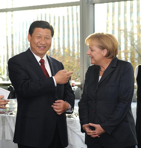 10月13日,正在德國進行正式訪問的中國國家副主席習(xí)近平在法蘭克福與德國總理默克爾共同出席法蘭克福書展開幕式。這是習(xí)近平與默克爾親切交流。新華社記者 饒愛民 攝