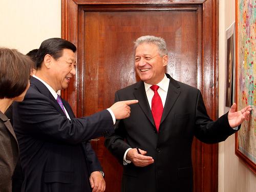 10月14日,正在保加利亞進(jìn)行正式訪問的國家副主席習(xí)近平在保加利亞總統(tǒng)府與副總統(tǒng)馬林舉行了會(huì)談。這是會(huì)談前,馬林副總統(tǒng)向習(xí)近平副主席介紹保加利亞概況。新華社記者 蘭紅光 攝
