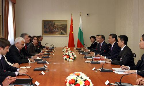 10月14日,正在保加利亞進(jìn)行正式訪問的中國國家副主席習(xí)近平在保加利亞總統(tǒng)府與副總統(tǒng)馬林舉行會(huì)談。新華社記者 蘭紅光 攝