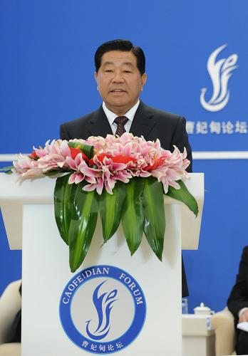 10月16日,首屆曹妃甸論壇在河北省唐山市開幕,論壇主題是“金融危機背景下的可持續(xù)發(fā)展與新型工業(yè)化”。中共中央政治局常委、全國政協(xié)主席賈慶林出席開幕式,并發(fā)表題為《發(fā)展可持續(xù) 世界更美好》的主旨演講。新華社記者 黃敬文 攝