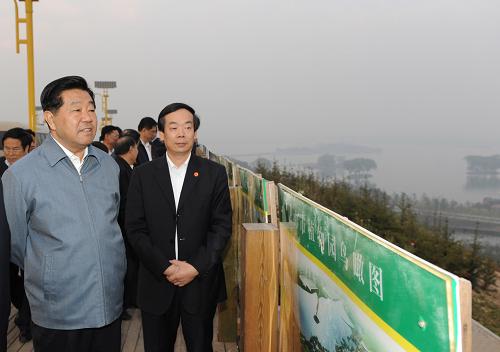 這是10月15日,賈慶林參觀唐山南湖生態(tài)城。新華社記者 黃敬文 攝