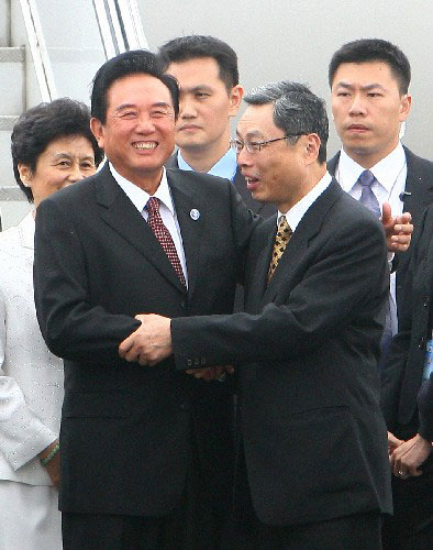 11月3日11時45分許,海峽兩岸關(guān)系協(xié)會會長陳云林率海協(xié)會協(xié)商代表團(tuán)乘國航包機(jī)抵達(dá)臺北桃園機(jī)場。 這是臺灣海峽交流基金會副董事長兼秘書長高孔廉到機(jī)場迎接陳云林。 新華社記者 邢廣利 攝