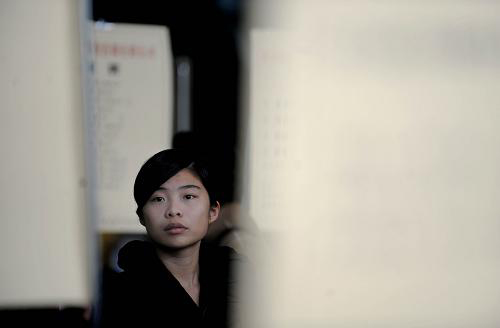 12月19日,一位求職者在招聘會(huì)查看招聘信息。新華社記者 李尕?cái)z