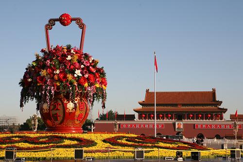 這是擺放在天安門廣場中心的“普天同慶”巨型花籃(10月2日攝)。