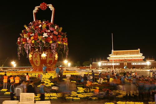 10月2日4時,北京園林工人正在擺放“普天同慶”巨型花壇。10月2日凌晨,一個以“普天同慶”為主題的巨型花籃“綻放”在世人矚目的天安門廣場中央。這個花壇占地1200多平方米,直徑40米,由一個巨型花籃和如意形花壇組成,花籃頂高14.9米,采用10萬盆鮮花裝飾而成。從10月1日國慶聯(lián)歡晚會結(jié)束撤場到10月2日凌晨5時30分花壇擺放完畢,北京市園林綠化局500余名園林工人連續(xù)奮戰(zhàn)8個小時。新華社發(fā)(何建勇 攝)
