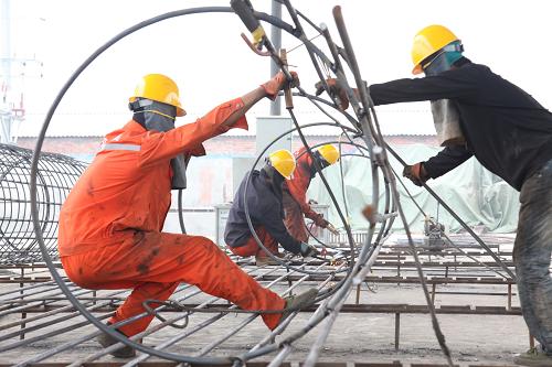 10月2日,中交第二公路工程局職工在為成綿樂(lè)鐵路客運(yùn)專線制作鋼筋簍。 為保證成綿樂(lè)鐵路客運(yùn)專線按時(shí)通車,中交第二公路工程局近2000名建設(shè)者放棄今年的國(guó)慶和中秋假日,加班加點(diǎn),拼搶工期。四川成綿樂(lè)鐵路客運(yùn)專線于2008年12月正式開(kāi)建,北起江油,南至樂(lè)山,全長(zhǎng)315.87公里。新華社發(fā)(姚永亮 攝)