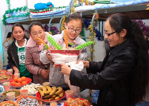 2月14日,遼寧省遼陽(yáng)市第一中學(xué)的藏族學(xué)生正在裝飾象征著人壽年豐、吉祥如意的“切瑪”。當(dāng)日是2010年藏歷新年,和農(nóng)歷春節(jié)是同一天,遼寧省遼陽(yáng)市第一中學(xué)的老師和西藏班學(xué)生在校園里按照藏族習(xí)俗歡度新年。新華社發(fā)(曹精義 攝)