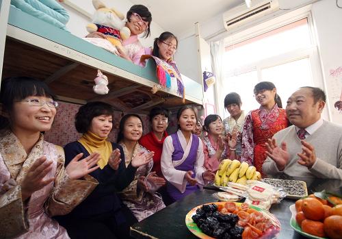 2月13日,在天津第二南開(kāi)中學(xué)宿舍里,藏族同學(xué)和老師一起唱起迎接新年的藏族歌曲。當(dāng)日,天津市和平區(qū)在第二南開(kāi)中學(xué)舉行迎接藏歷鐵虎新年活動(dòng),相關(guān)部門(mén)為在該校讀書(shū)的11位藏族同學(xué)準(zhǔn)備了節(jié)日禮物,師生們一同喜迎藏歷新年到來(lái)。新華社發(fā)(劉東岳 攝)