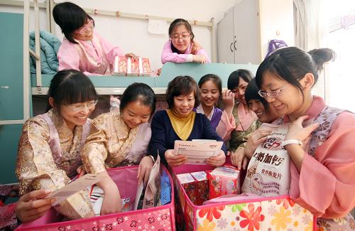 2月13日,在天津第二南開(kāi)中學(xué)宿舍里,藏族同學(xué)和老師一起整理收到的節(jié)日禮物。當(dāng)日,天津市和平區(qū)在第二南開(kāi)中學(xué)舉行迎接藏歷鐵虎新年活動(dòng),相關(guān)部門(mén)為在該校讀書(shū)的11位藏族同學(xué)準(zhǔn)備了節(jié)日禮物,師生們一同喜迎藏歷新年到來(lái)。新華社發(fā)(劉東岳 攝)