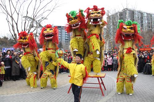 2月14日,來自河北徐水的舞獅團(tuán)在北京廠甸廟會(huì)演出。當(dāng)日是正月初一,在北京各個(gè)廟會(huì)上,游客絡(luò)繹不絕,人們盡情享受新春的喜悅。新華社發(fā) (桑全利 攝)