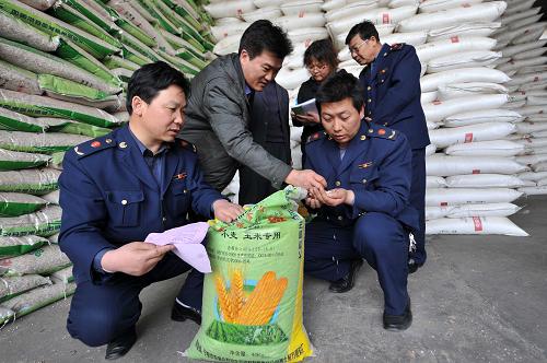 寧夏中衛(wèi)市中寧縣工商局、農牧局工作人員在檢查春耕化肥(2月24日攝)。近日,正值春耕備耕時節(jié),寧夏中衛(wèi)市中寧縣工商局、農牧局組成聯(lián)合執(zhí)法大隊,開展春耕農資專項檢查活動,對化肥、種子等春耕農資進行拉網式檢查,以保證農資質量安全,保障春耕生產的正常進行。新華社記者 王鵬 攝