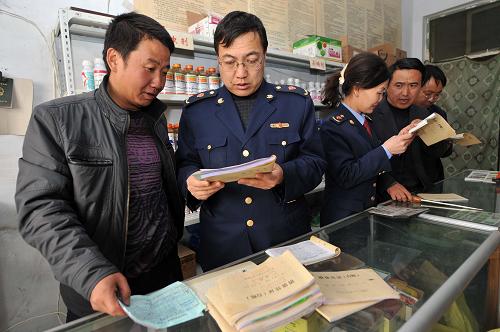 寧夏中衛(wèi)市中寧縣工商局、農牧局工作人員在檢查一家農資店(2月24日攝)。新華社記者 王鵬 攝
