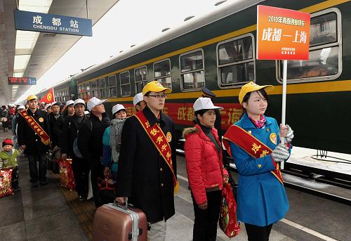 2月26日,乘坐“青春創(chuàng)業(yè)快車”的務(wù)工青年準(zhǔn)備登車。當(dāng)日,2010年春運(yùn)成都鐵路局首趟“青春創(chuàng)業(yè)快車”發(fā)車,來自成都周邊邛崍、蒲江、大邑、金堂四縣的務(wù)工青年乘坐列車從成都前往上海,開始了他們新一年的創(chuàng)業(yè)之旅。據(jù)了解,這是成都鐵路局團(tuán)委、共青團(tuán)四川省委自2004年以來,第四次攜手合作,在春運(yùn)中組織開行農(nóng)民工專列,為川籍務(wù)工青年提供外出打工的便利。新華社發(fā)(曹寧 攝)
